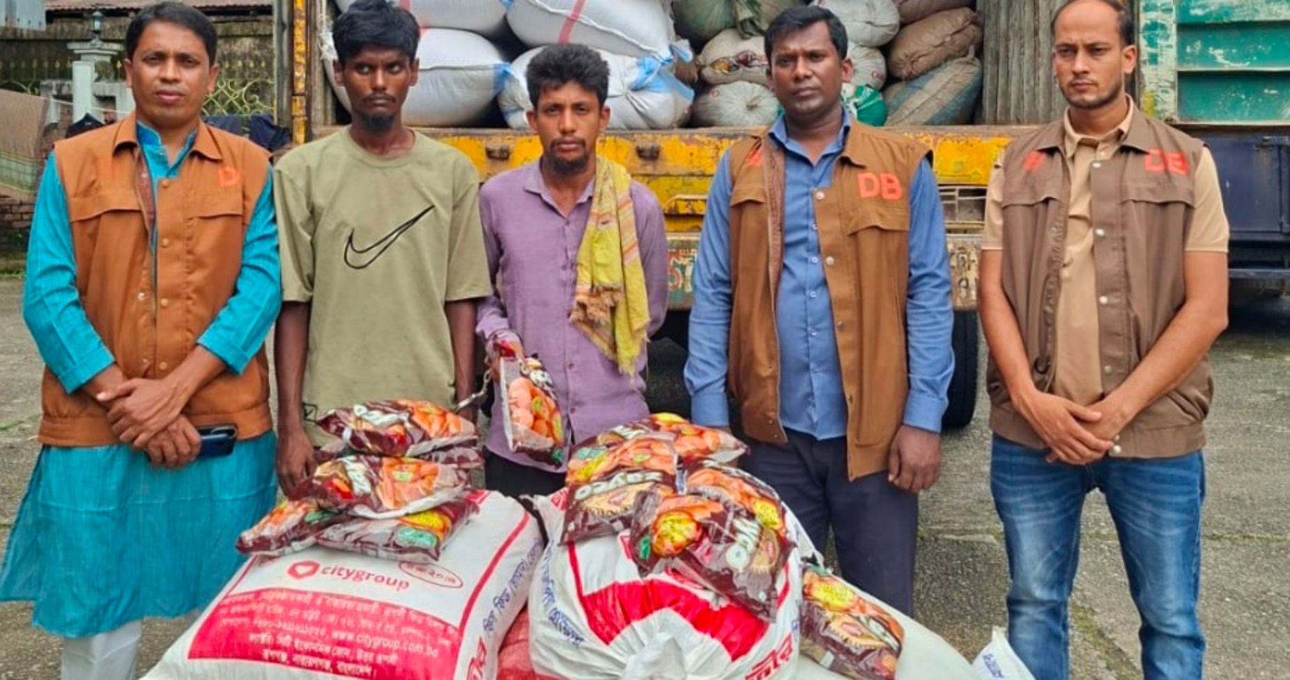 বিশ্বম্ভরপুরে ডিবি পুলিশের অভিযানে ভারতীয় ফুচকা,কাভার্ডভ্যানসহ ৬৫ লাখ টাকার মামলামাল জব্দ, আটক ২