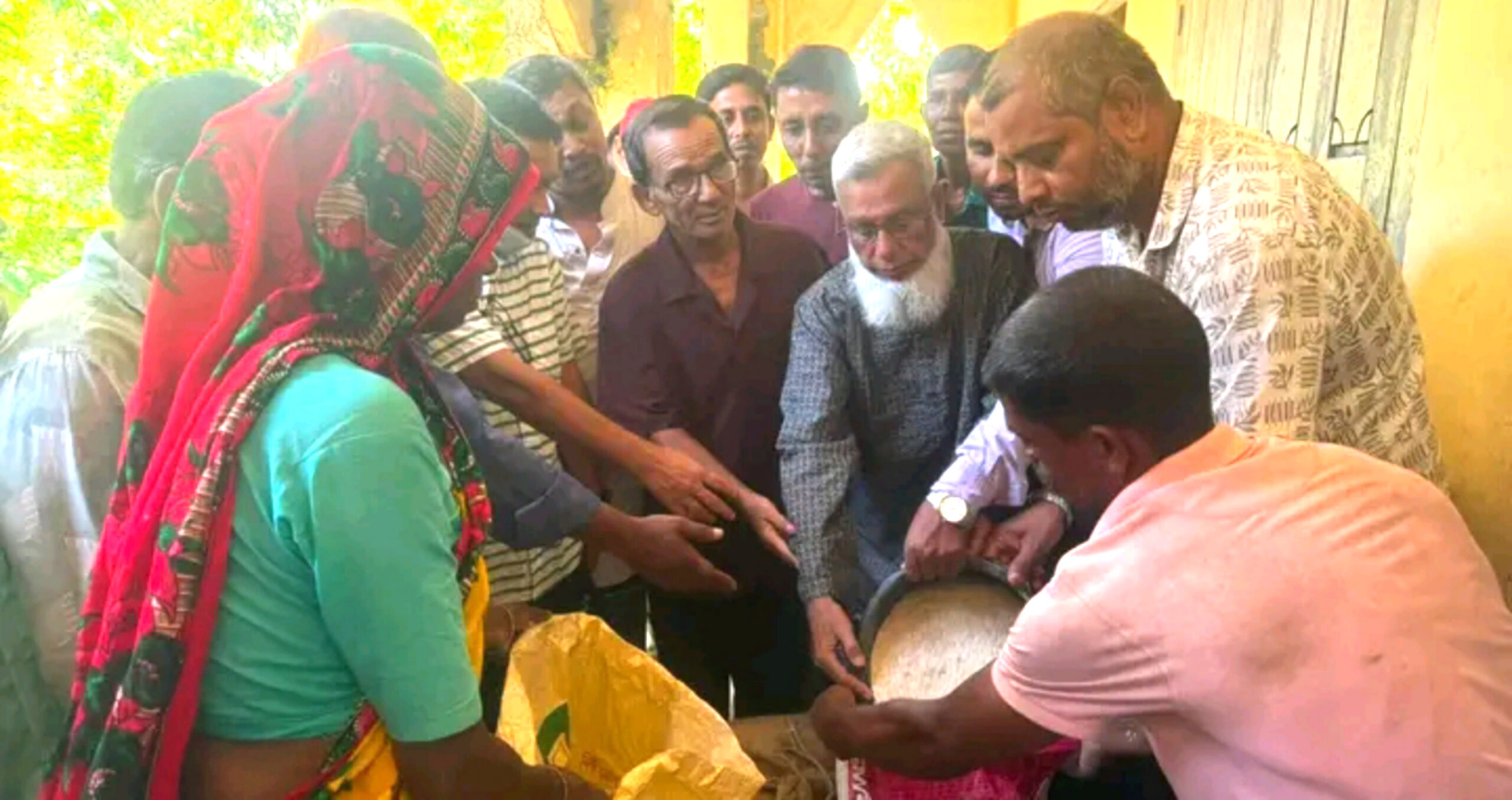 চিলাউড়া-হলদিপুর ইউনিয়নে প্রবল বর্ষণে হাওর অঞ্চলে ক্ষতিগ্রস্ত কৃষকদের মধ্যে চাল বিতরণ