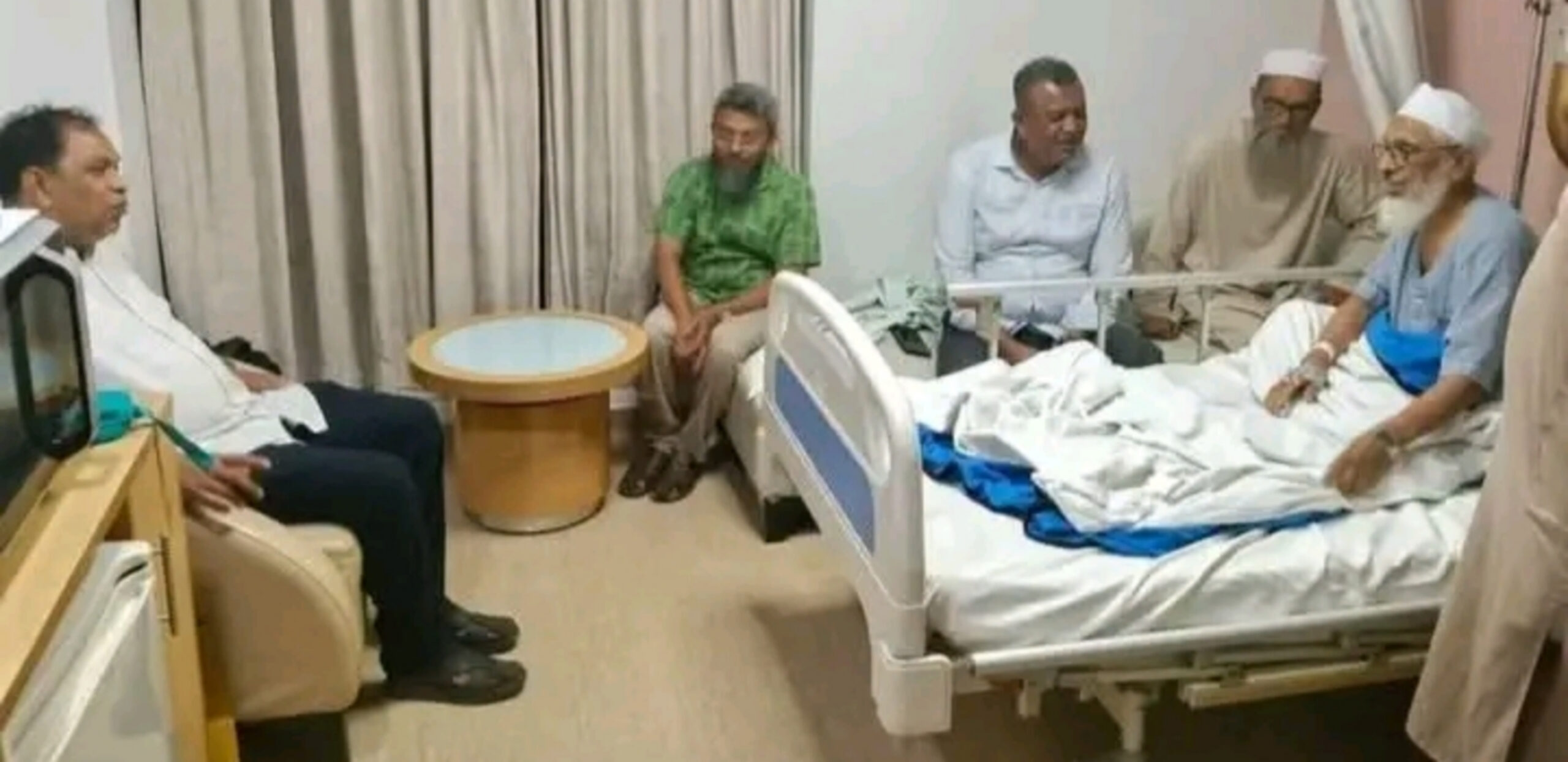 অসুস্থ শায়খুল হাদীস আল্লামা নূরুল ইসলাম খান, এভারকেয়ারে দেখতে গেলেন সুনামগঞ্জের দুই এমপি