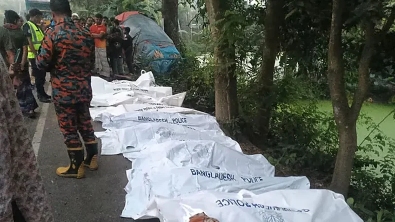 নাটোরে বাস-ট্রাক সংঘর্ষে নিহত ১০, আহত ৩০