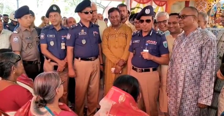 সুনামগঞ্জে পূজা মণ্ডপ পরিদর্শন করেছেন পুলিশের ডিআইজি জাহাঙ্গীর হোসেন